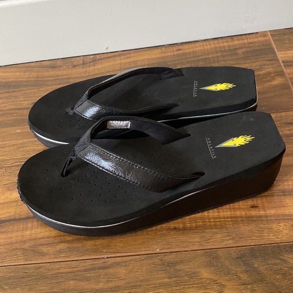 Volatile Leather Platform Flip Flops Size 10 - Picture 2 of 11